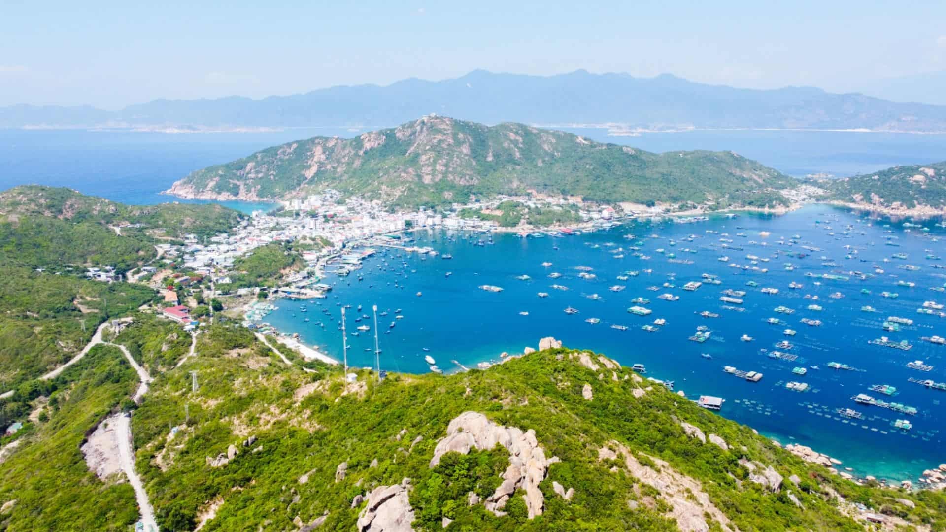 Đảo Bình Ba nằm gọn trong vịnh Cam Ranh, tỉnh Khánh Hòa