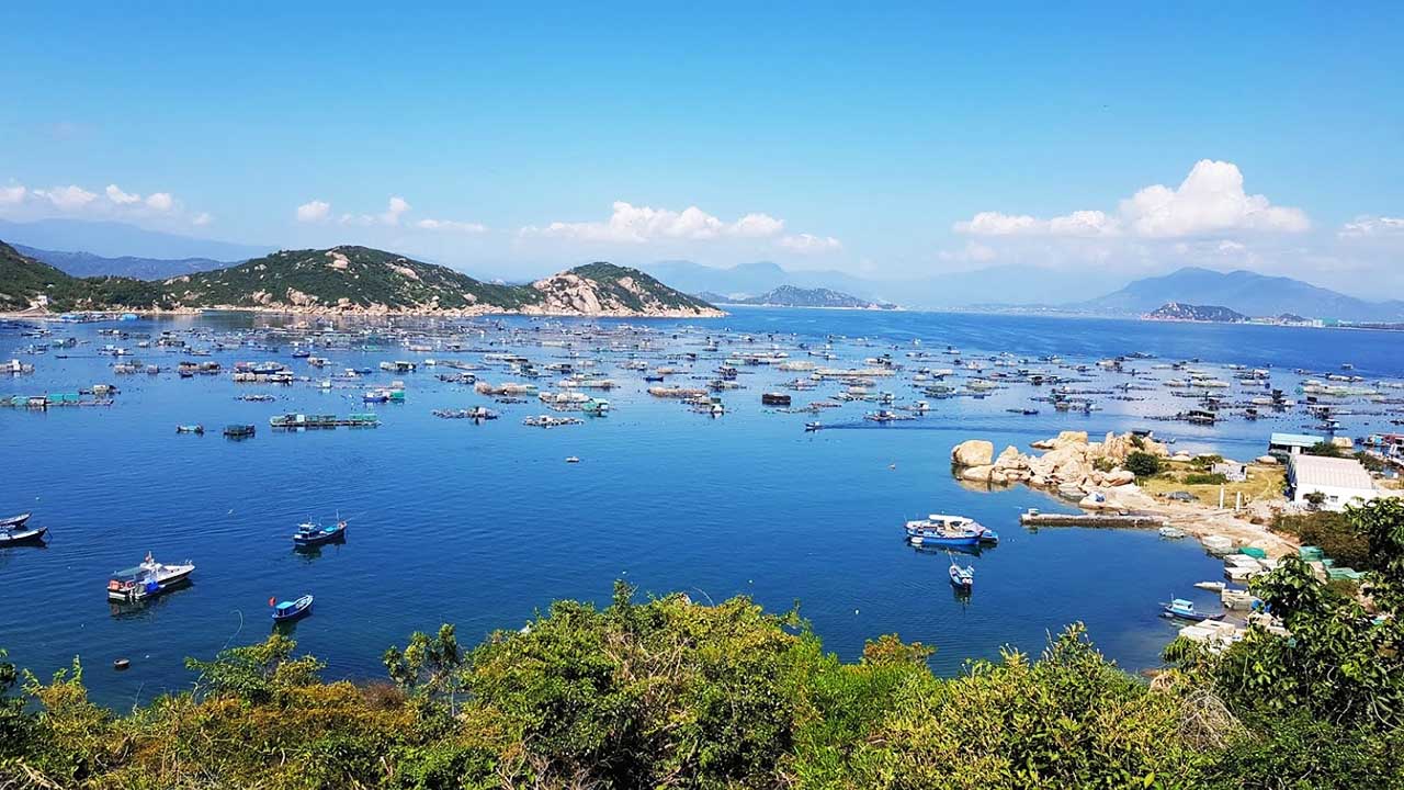 Bình Ba nổi tiếng với cảnh biển hoang sơ và hải sản tươi ngon
