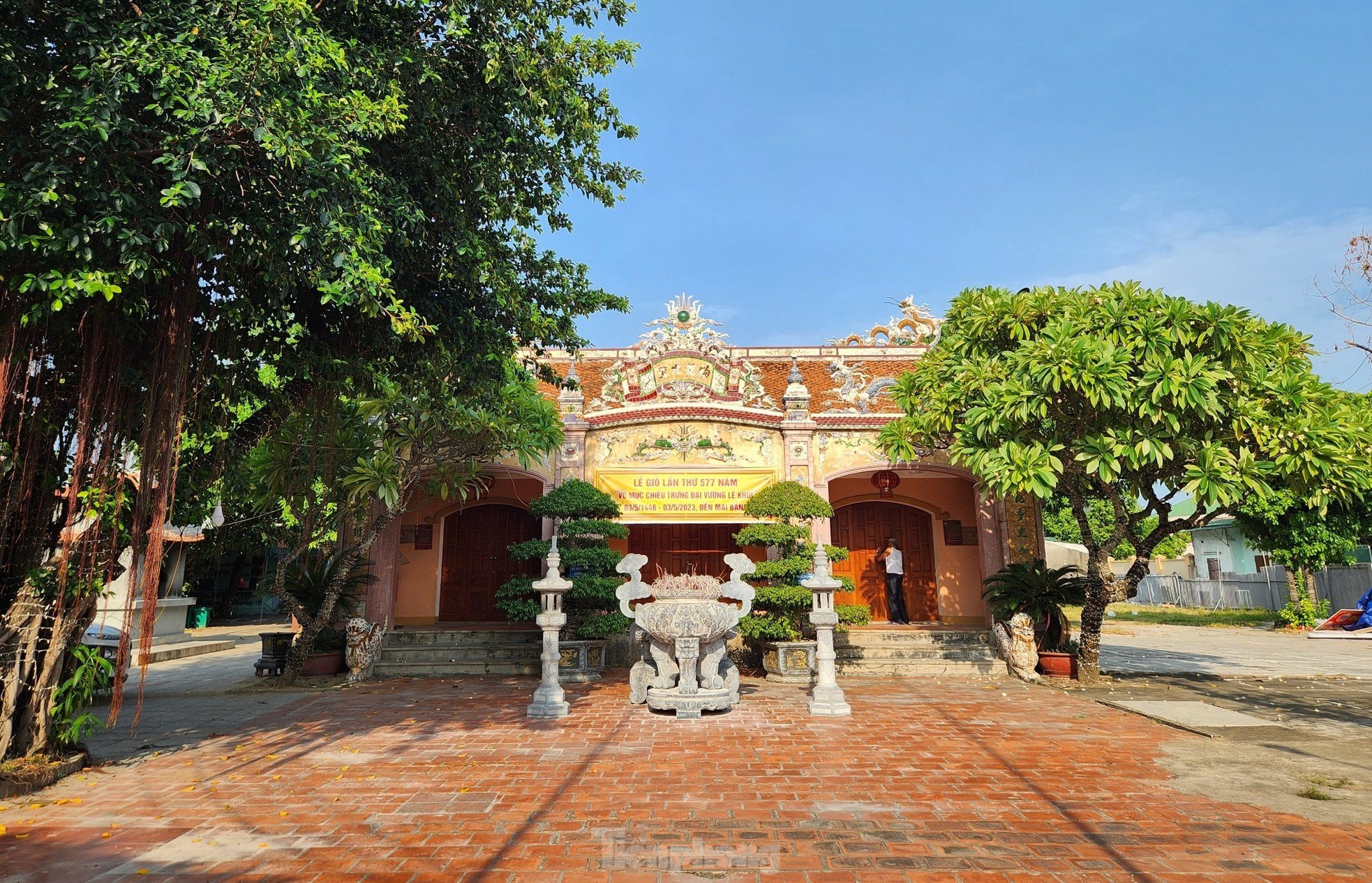Đền nằm giữa không gian thiên nhiên yên bình, tĩnh lặng