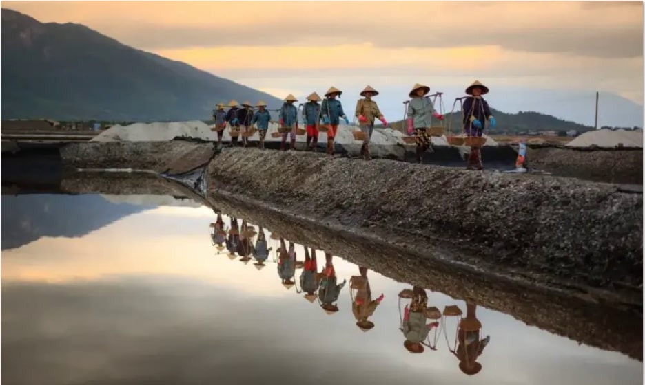 Một mình một bóng, người diêm dân như nét chấm phá lặng lẽ giữa không gian bát ngát