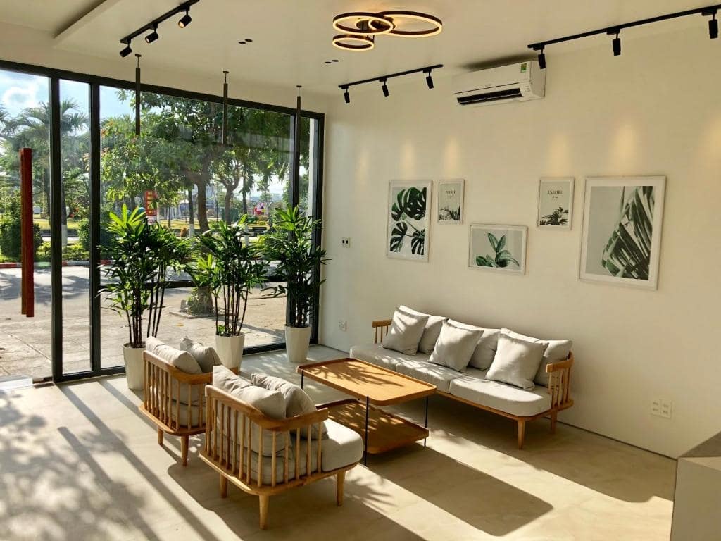 Sảnh chờ Coconut đón nắng tự nhiên đặc trưng của khách sạn vùng biển nhiệt đới