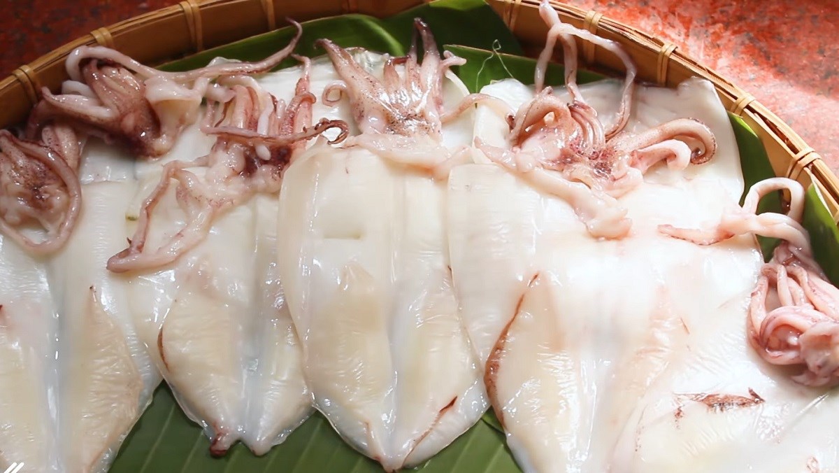 Mực một nắng là thứ đặc sản Hòn Đỏ được nhiều người chọn mua làm quà