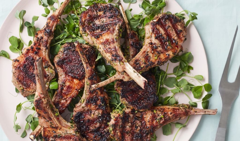 Trải nghiệm tiệc nướng BBQ tại Hòn Đỏ với thịt cừu nướng thơm phức