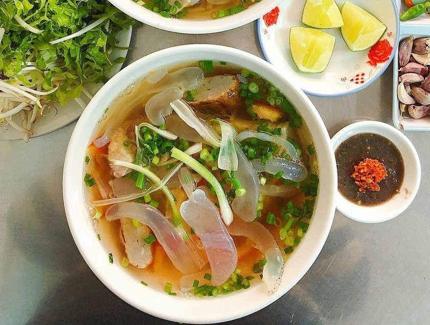 Tô bún sứa Phan Rang đầy ắp topping khiến thực khách phát thèm