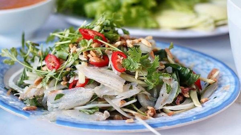 Thưởng thức vị ngọt của món gỏi cá mai đặc sản Ninh Thuận