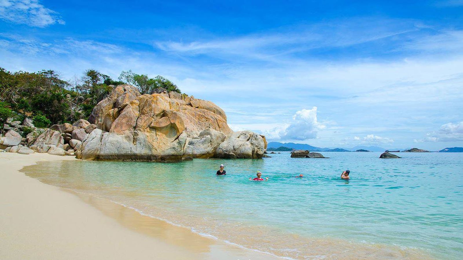 Tắm biển Hòn Đỏ là hoạt động thư giãn được nhiều người yêu thích