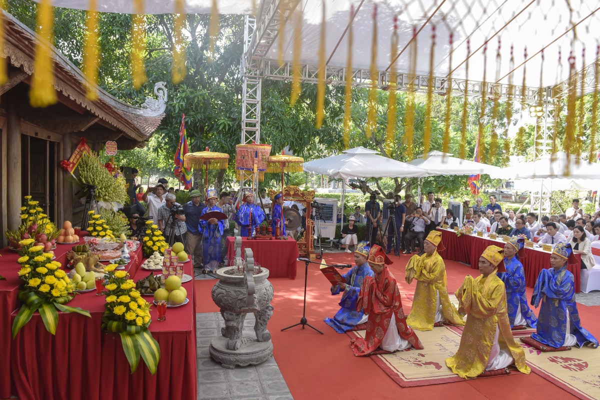 Lễ hội tưởng niệm Nguyễn Du trang trọng