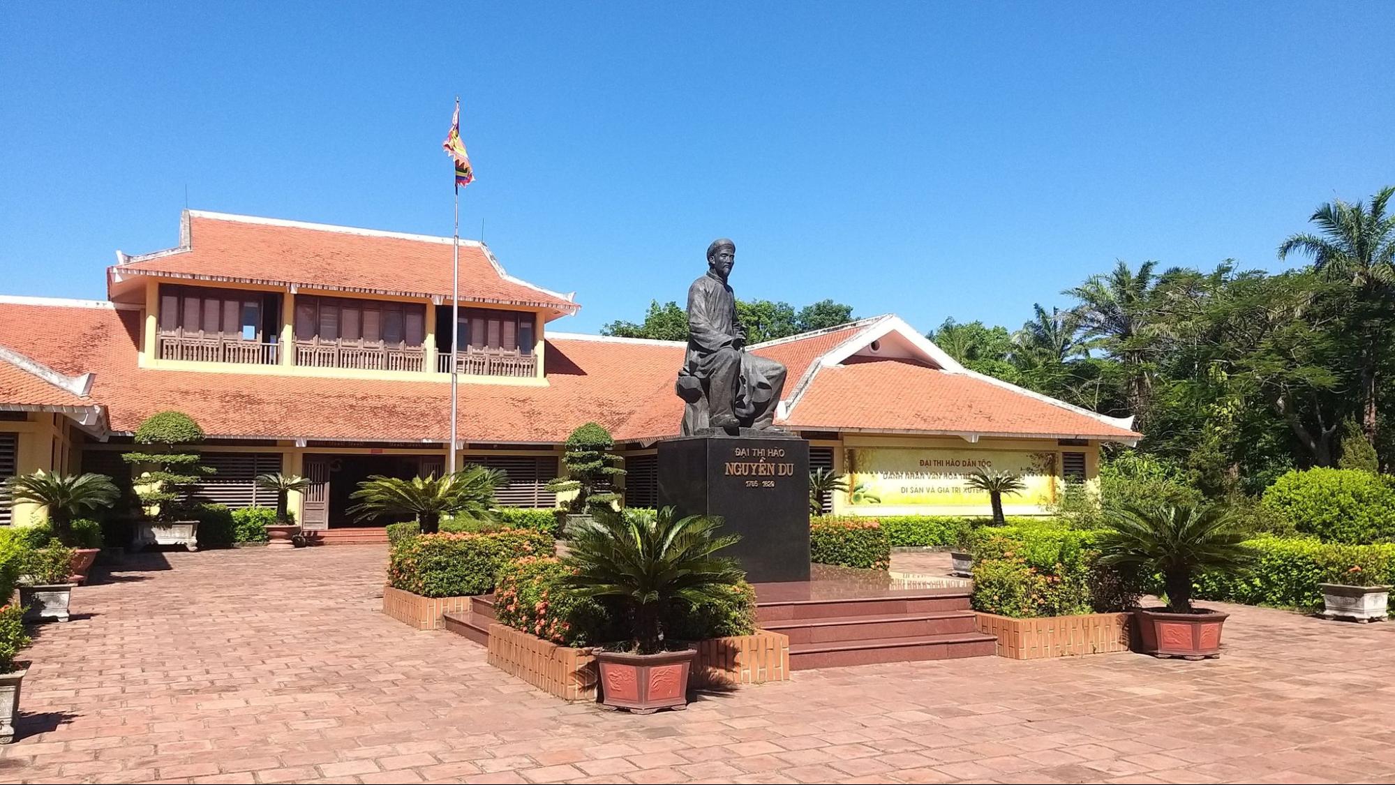 Tượng của đại thi hào Nguyễn du tại khu di tích