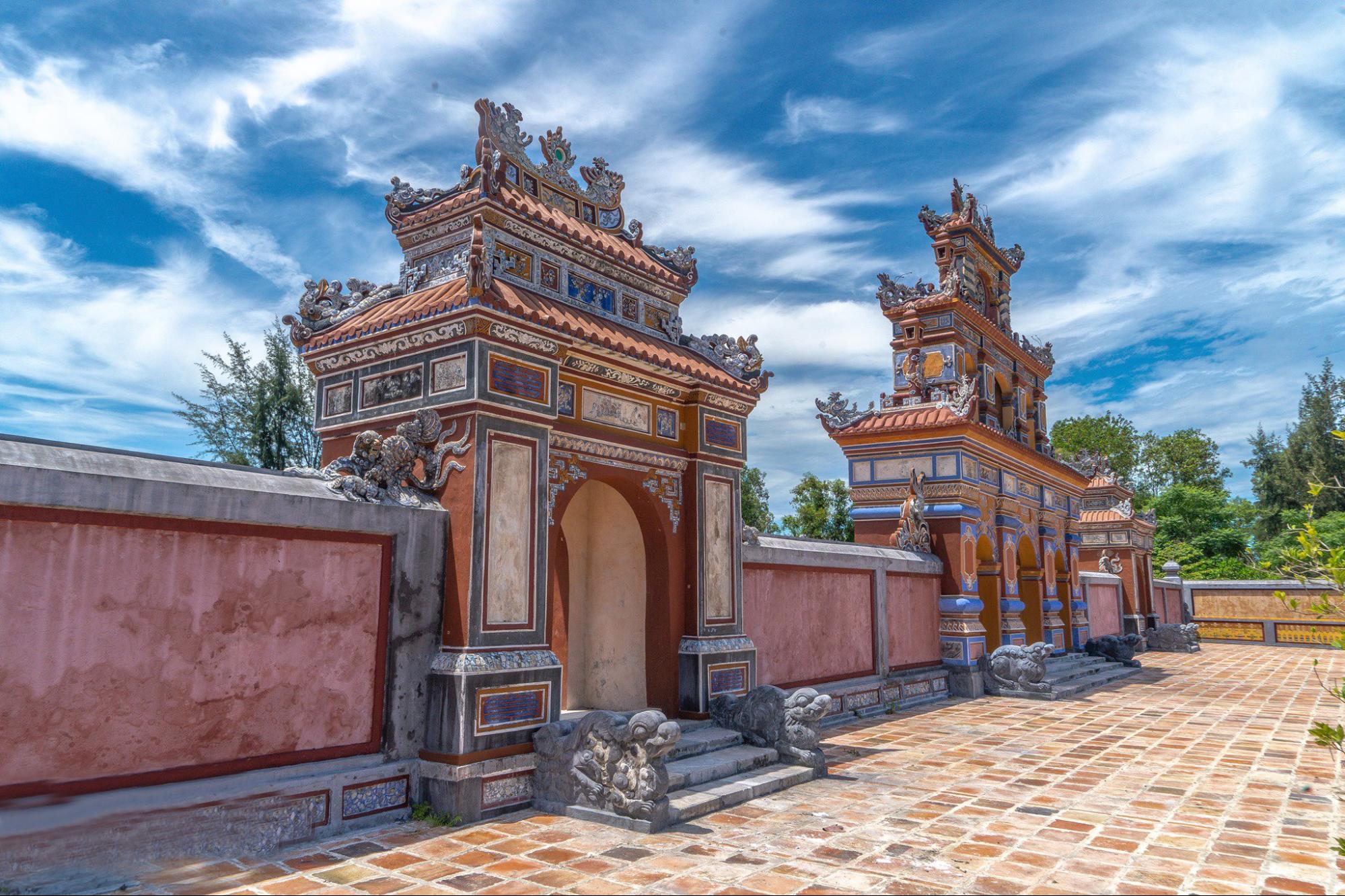 Lăng Dục Đức yên bình vào ngày trong tuần