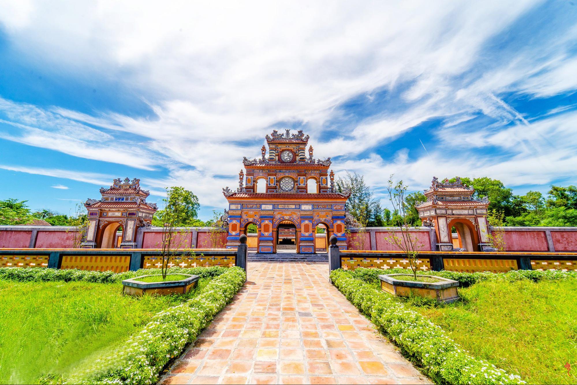 Cổng Lăng Dục Đức, mang vẻ đẹp cổ kính và trang nghiêm