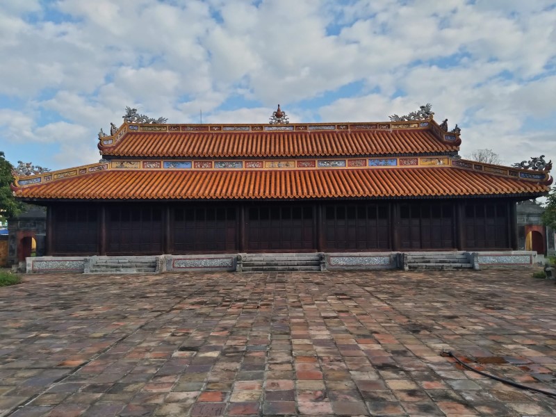 Khu tẩm thờ với kiến trúc gỗ tinh tế và trang nghiêm