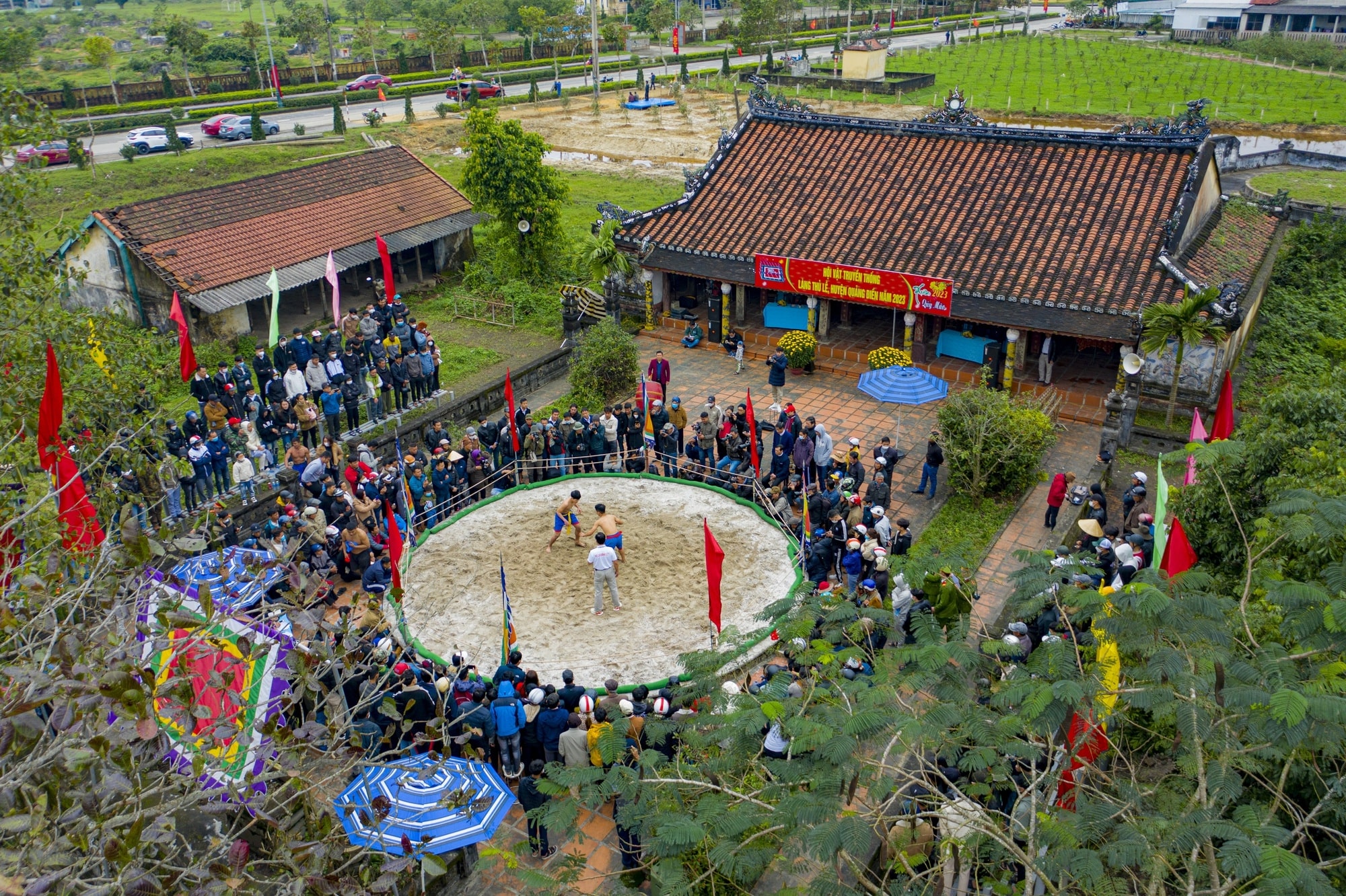 Khung cảnh náo nhiệt tại lễ hội Vật nổi tiếng tại làng Lại Ân