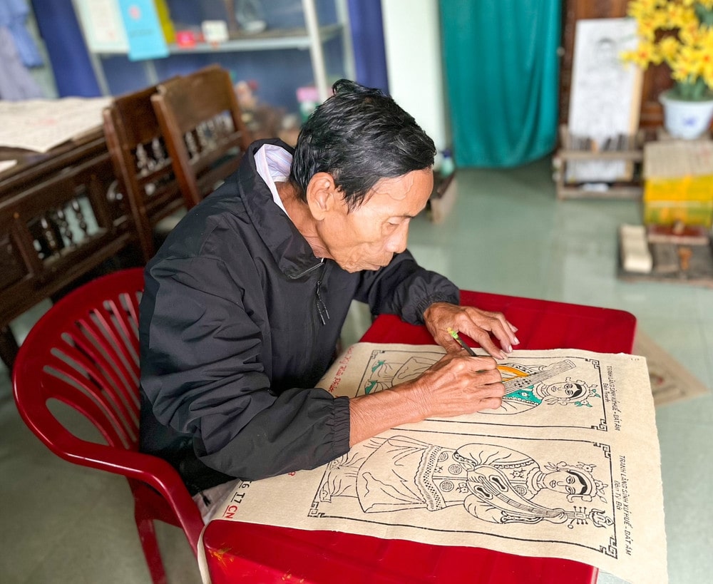 Nghệ nhân lên màu cho các bức tranh một cách tỉ mỉ