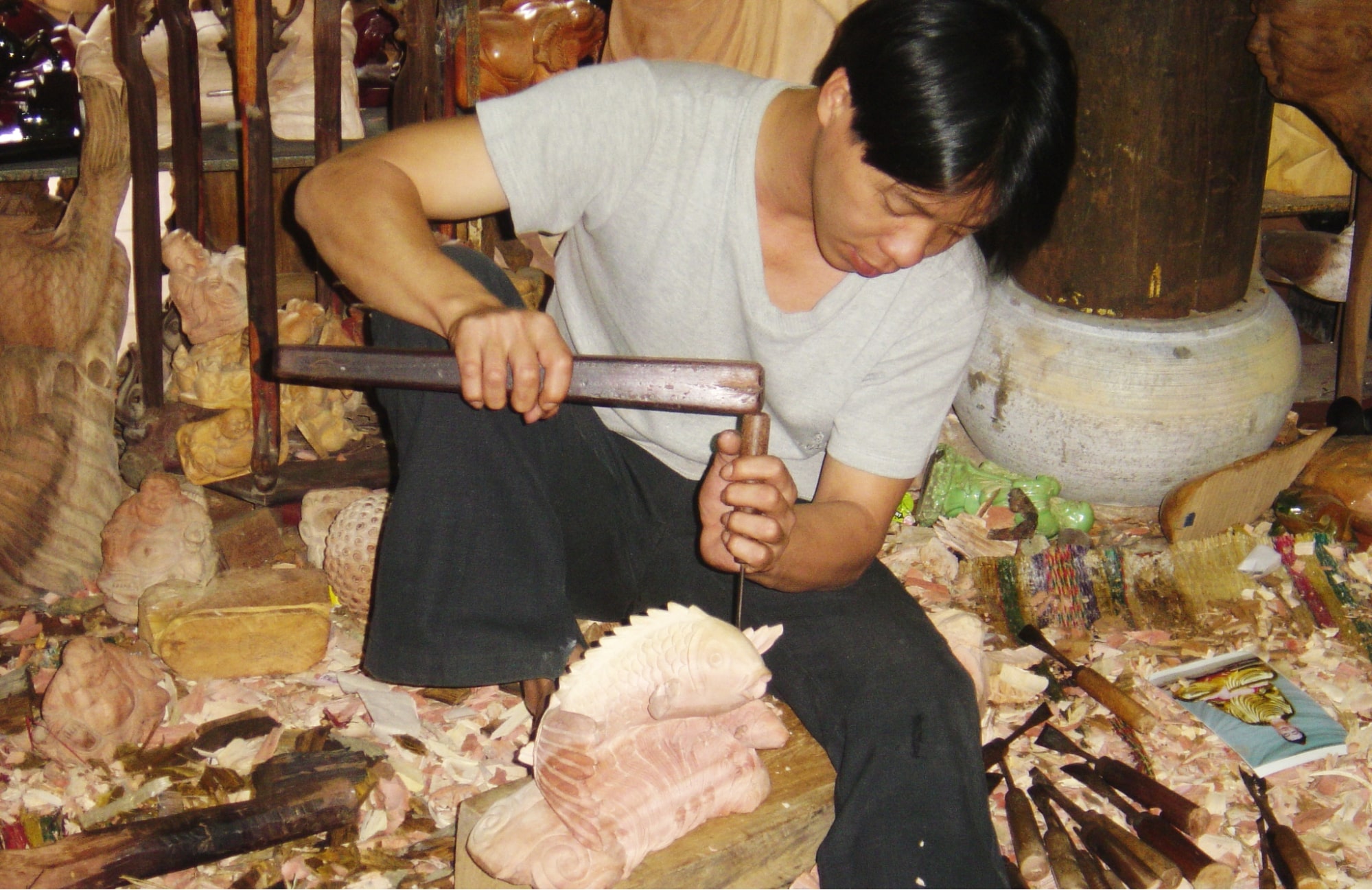 Nghệ nhân say mê chạm trổ gỗ tinh xảo