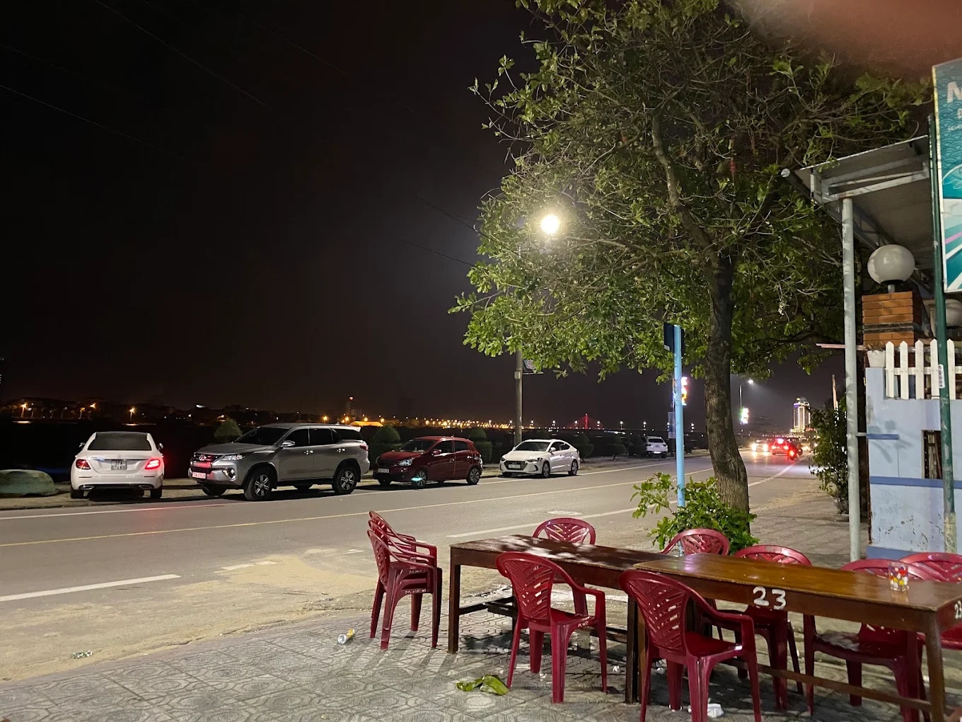 Nhà hàng Minh Hà với view biển đêm tuyệt đẹp