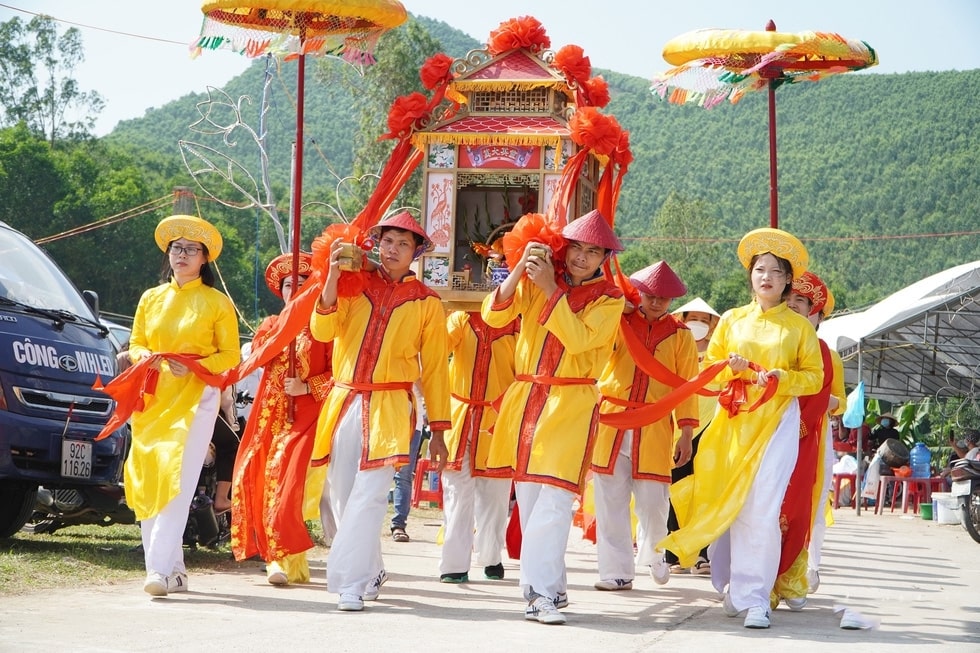 Khoảnh khắc sum vầy và gắn bó cộng đồng trong lễ hội Bà Thu Bồn