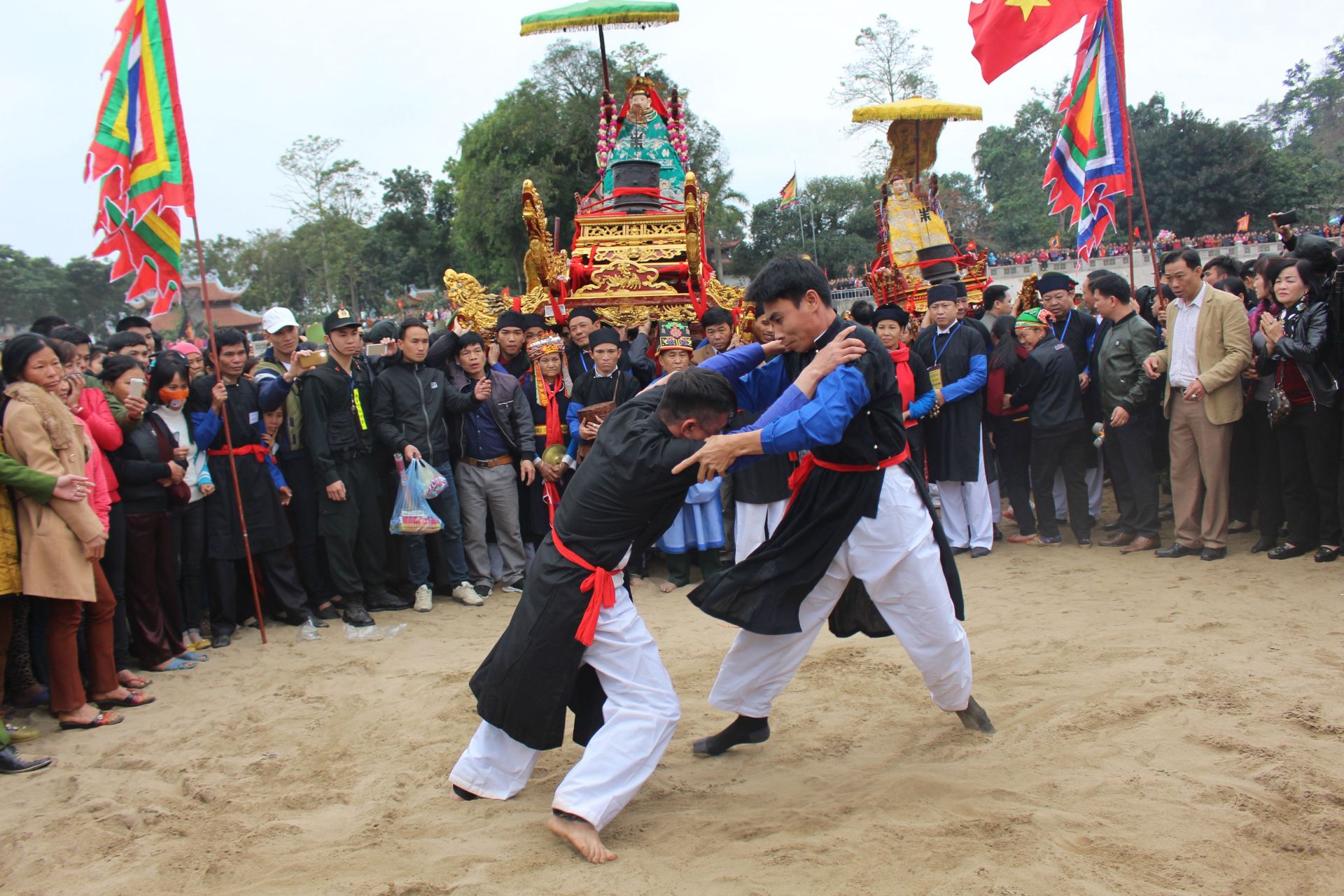 Người dân tham gia trò chơi đấu vật tại lễ hội Đền Cuông