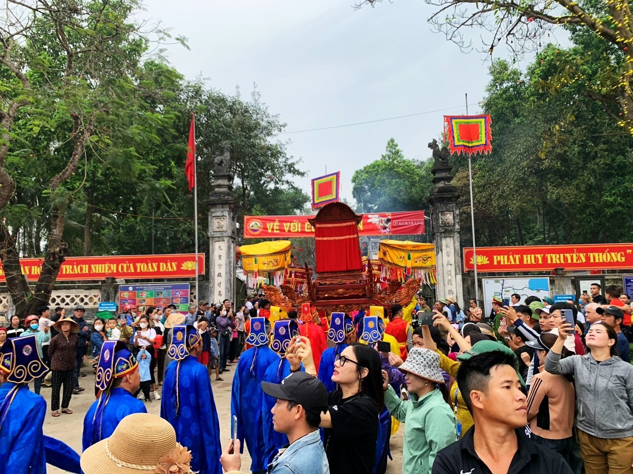 Không khí sôi động của ngày chính hội