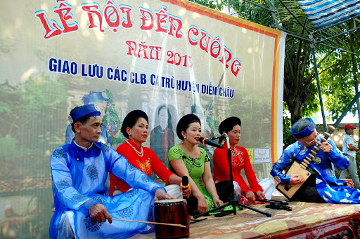 Biểu diễn ca trù với trang phục truyền thống