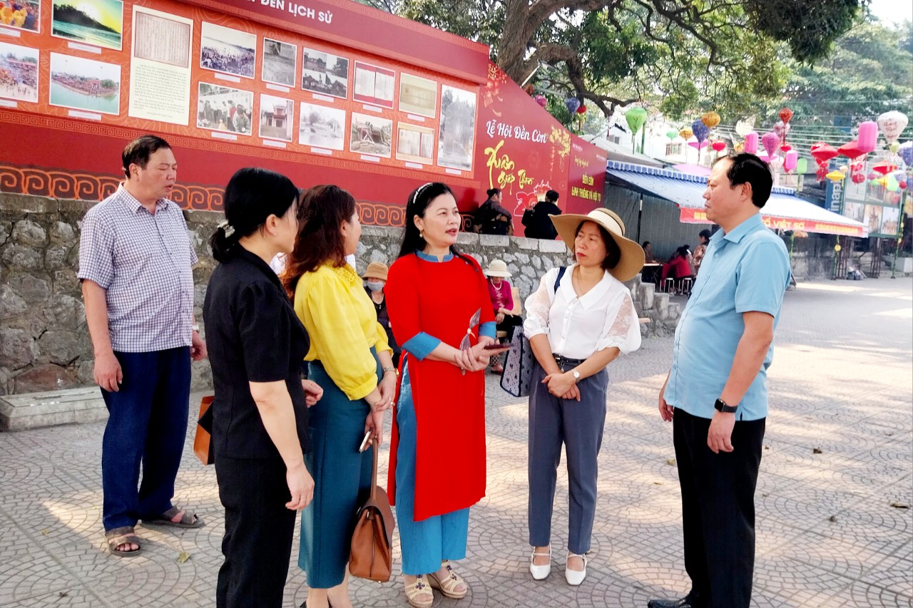 Du khách ăn mặc chỉnh tề hòa mình không khí lễ hội