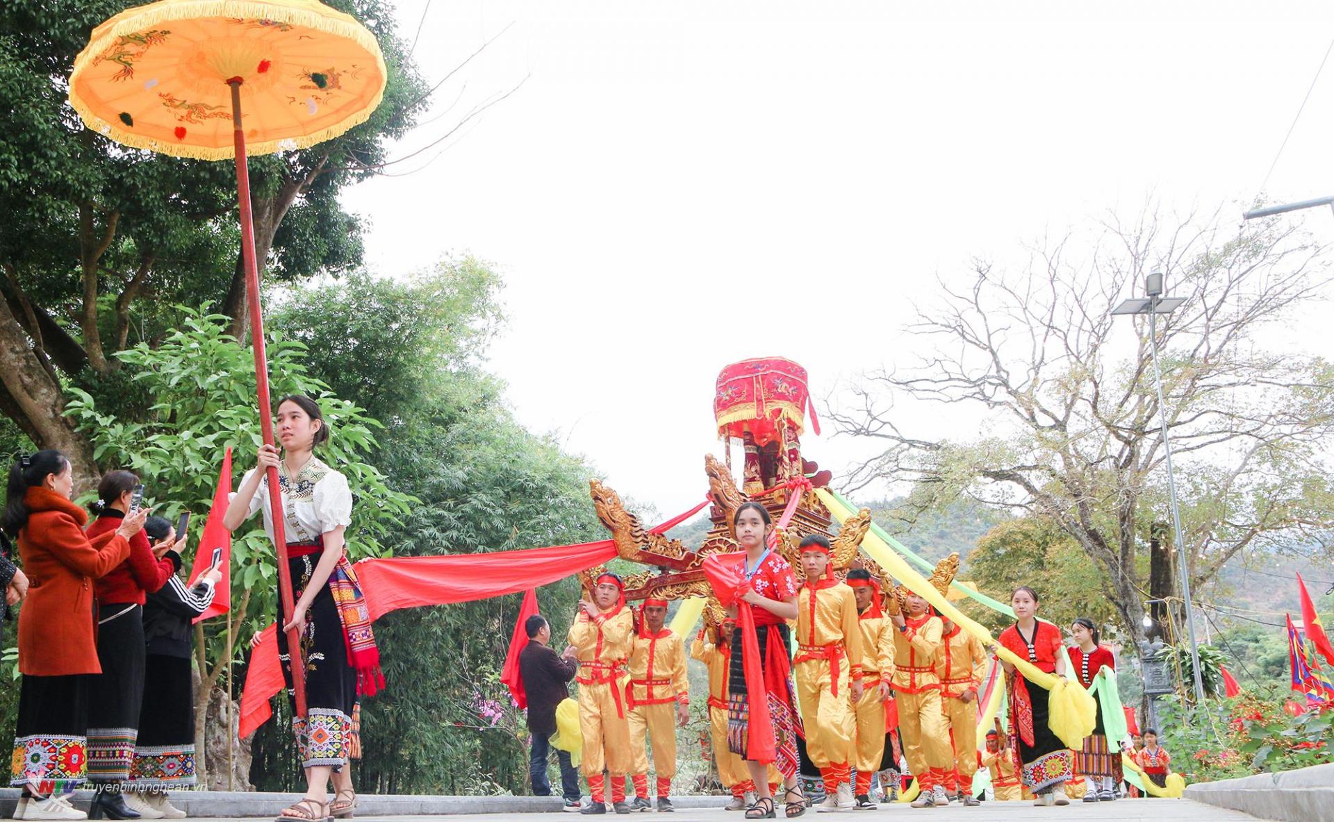 Đoàn rước kiệu hoành tráng, linh thiêng tại lễ hội