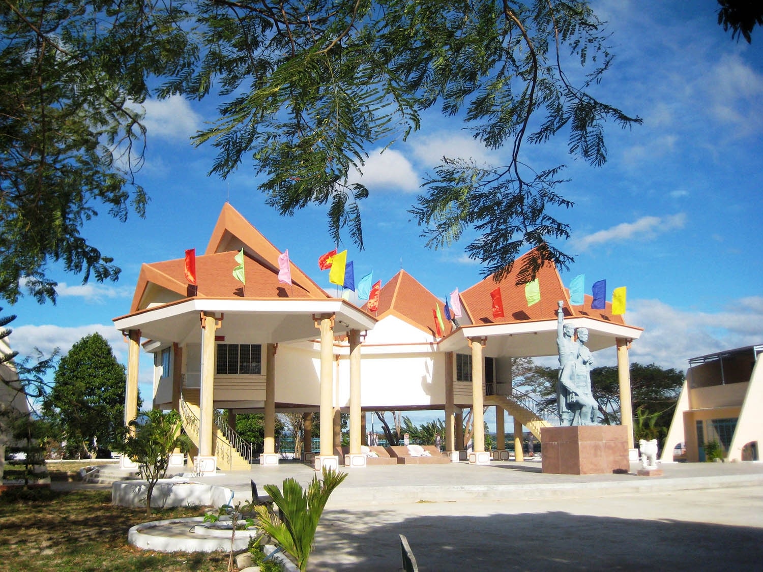 Khung cảnh khuôn viên của Ngục Kon Tum