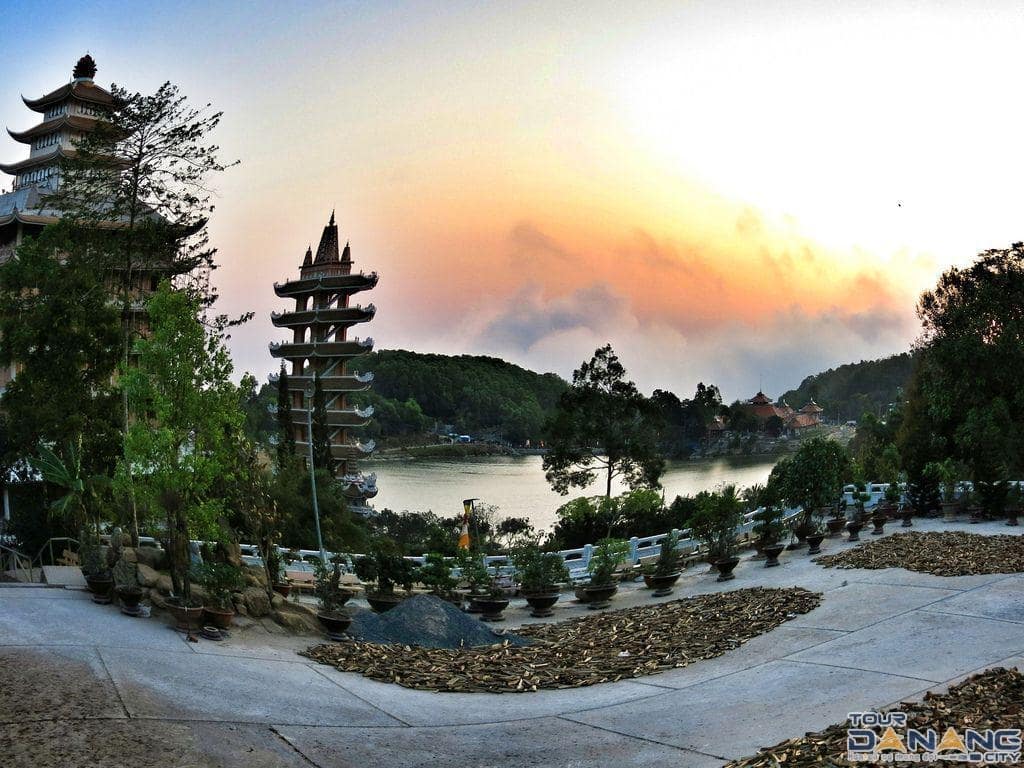Hoàng hôn rực rỡ, núi Thiên Ấn hiện lên trầm mặc hùng vĩ.