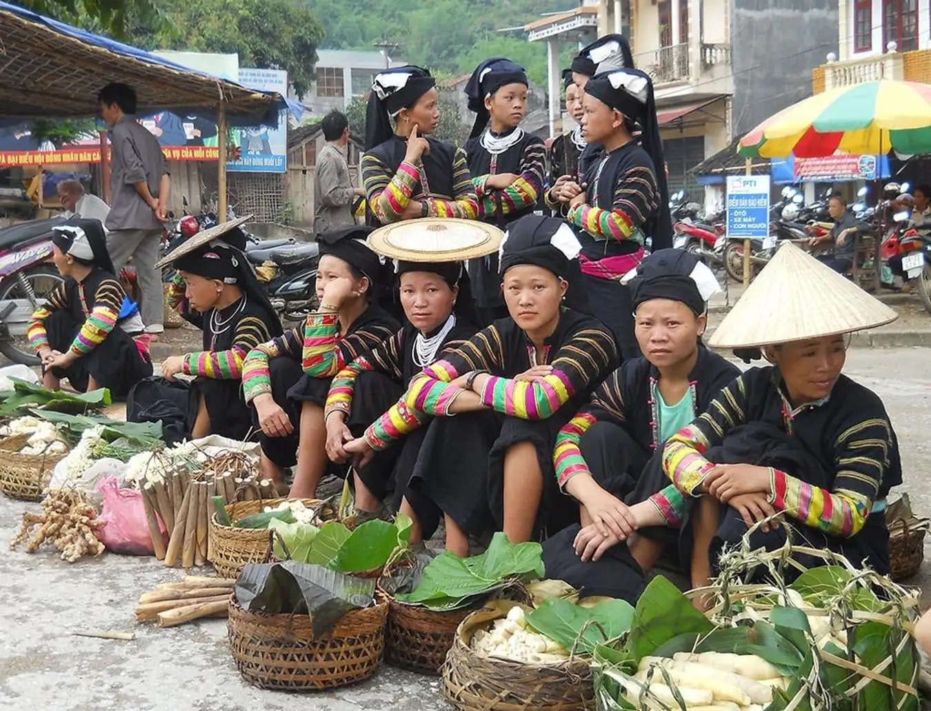 Ghé chợ phiên Phố Đoàn mua sắm đặc sản địa phương
