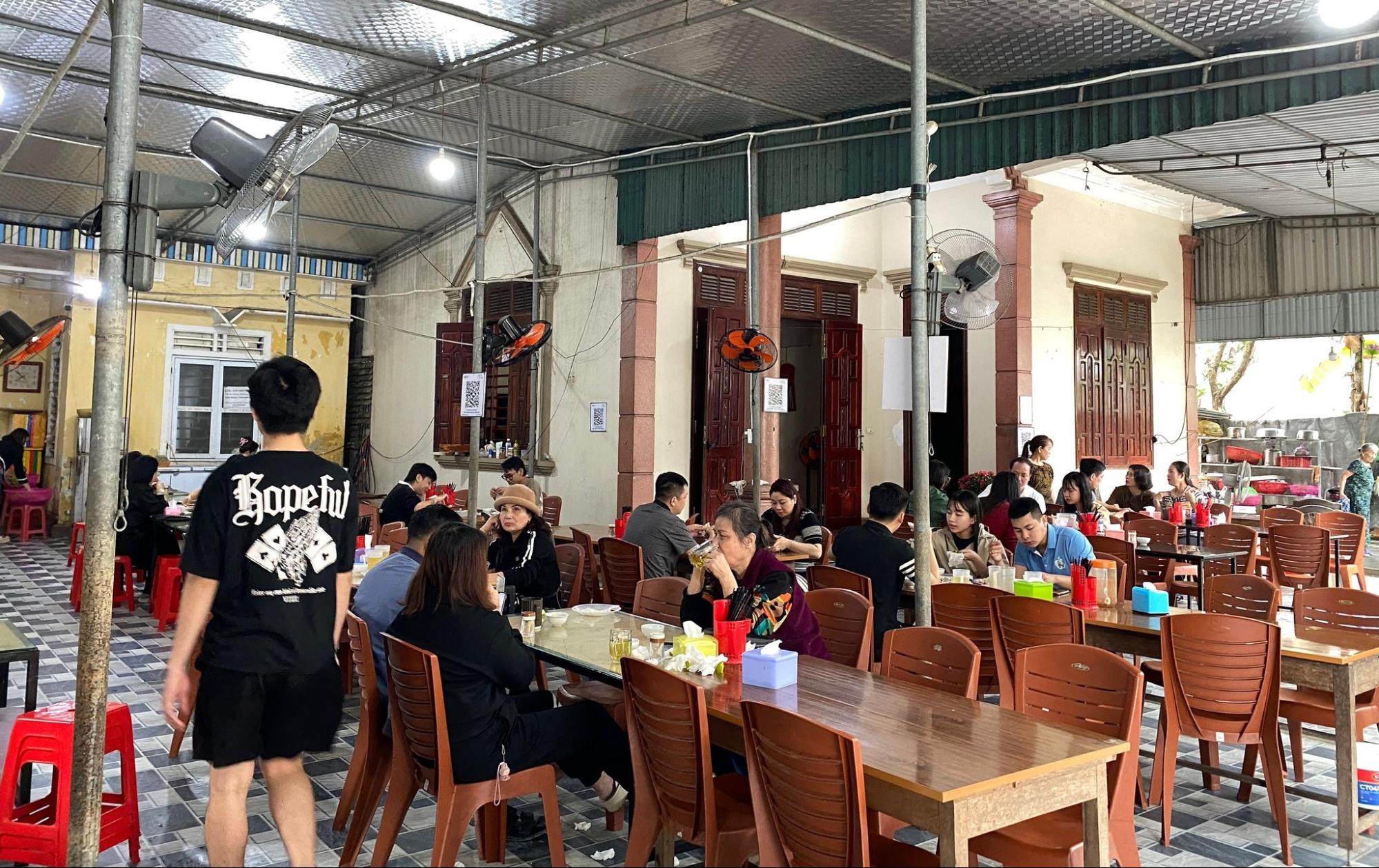 Không gian quán Vinh Tần tấp nập mỗi sáng