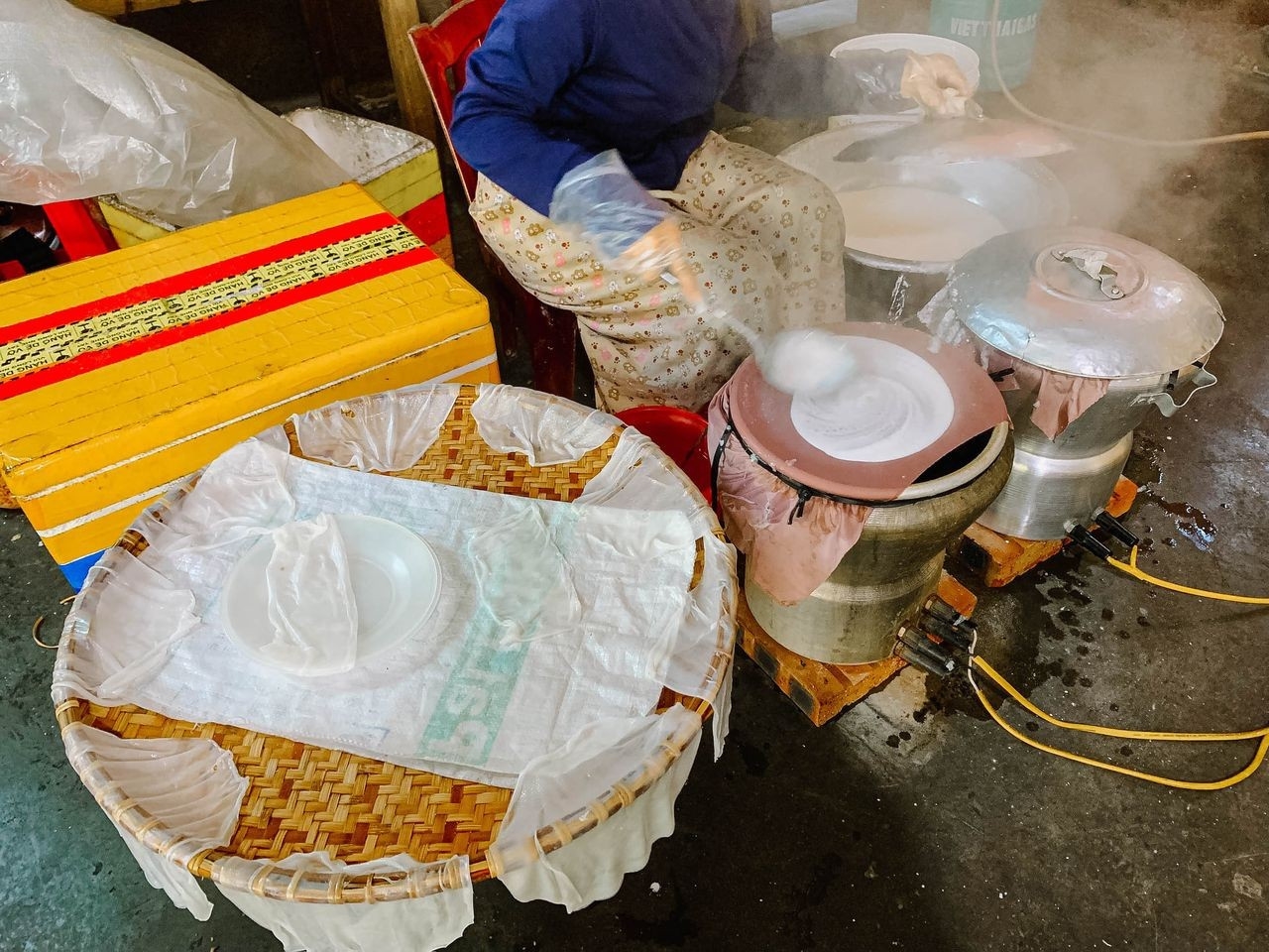 Người dân Hà Tĩnh khéo léo chế biến bánh mướt
