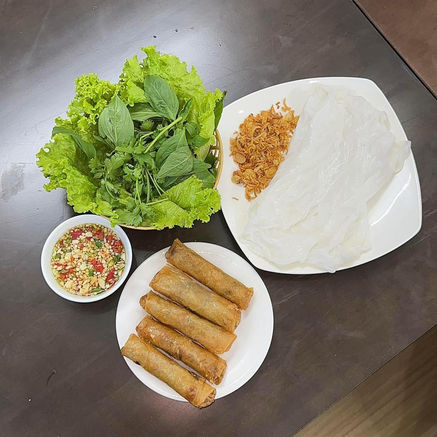 Một phần ram bánh mướt với đầy đủ đồ ăn kèm