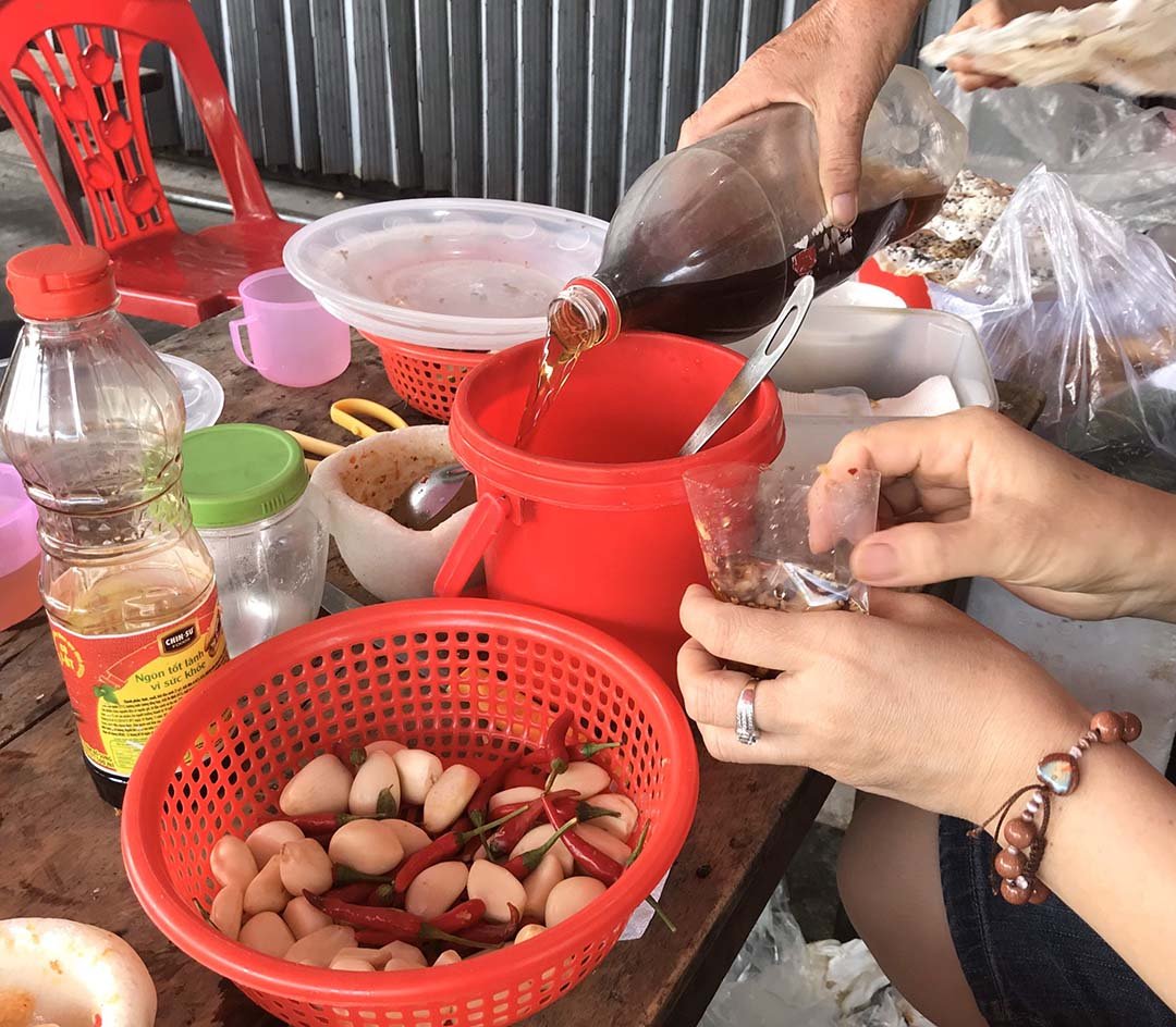 Pha chế nước chấm ăn kèm đặc biệt của quán
