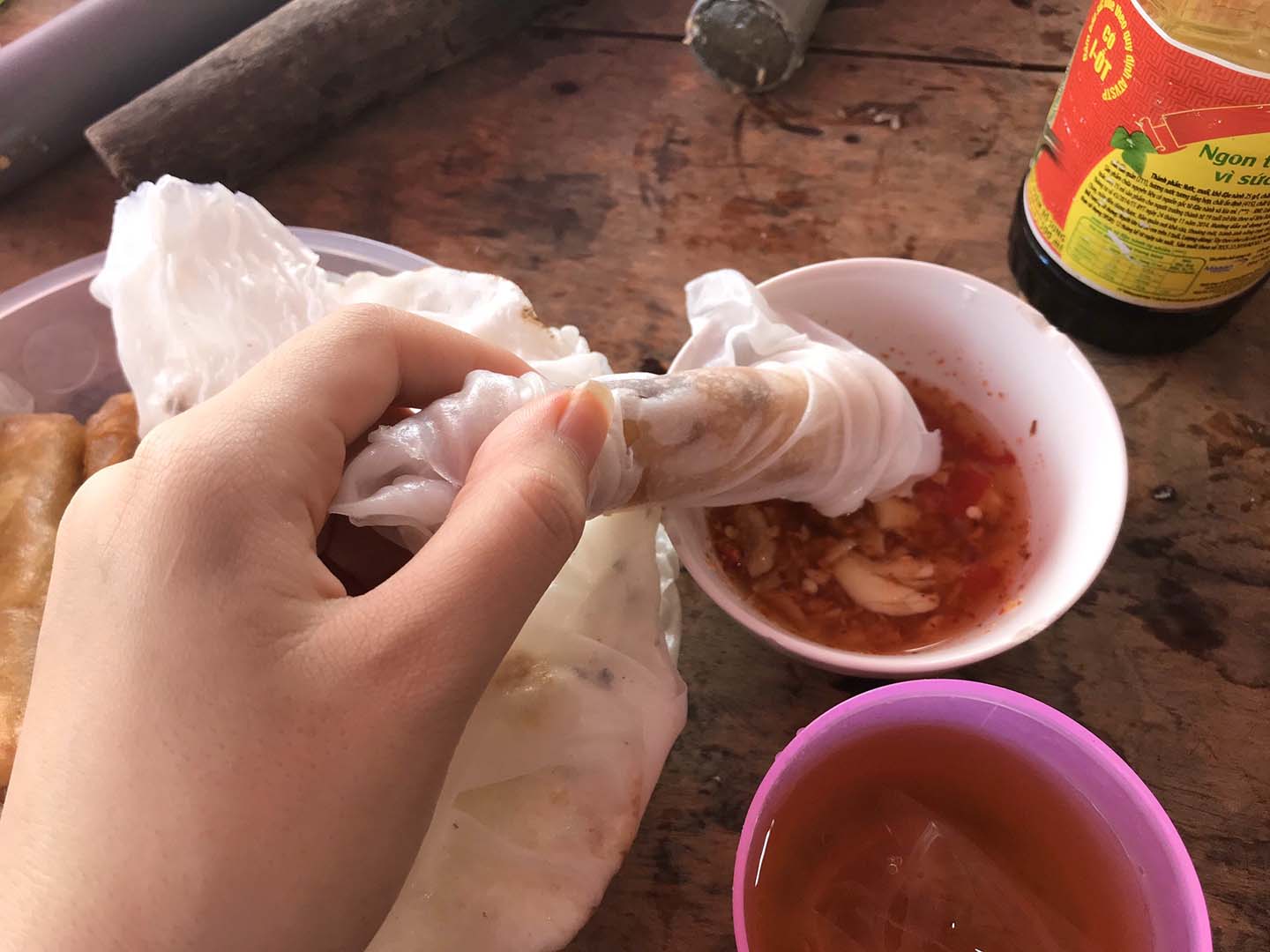 Cách ăn ram bánh mướt chuẩn người Hà Tĩnh
