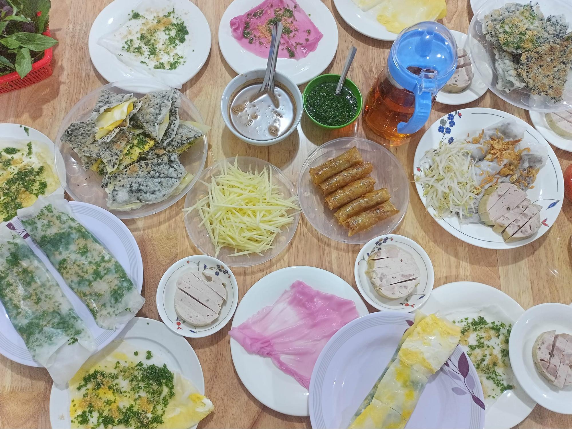 Các món ăn cùng bánh mướt nóng hổi ở quán Anh Đào