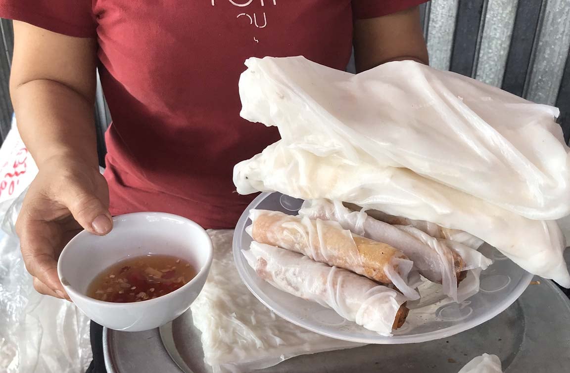 Phần ram bánh mướt đầy đặn tại quán Bà Hạnh