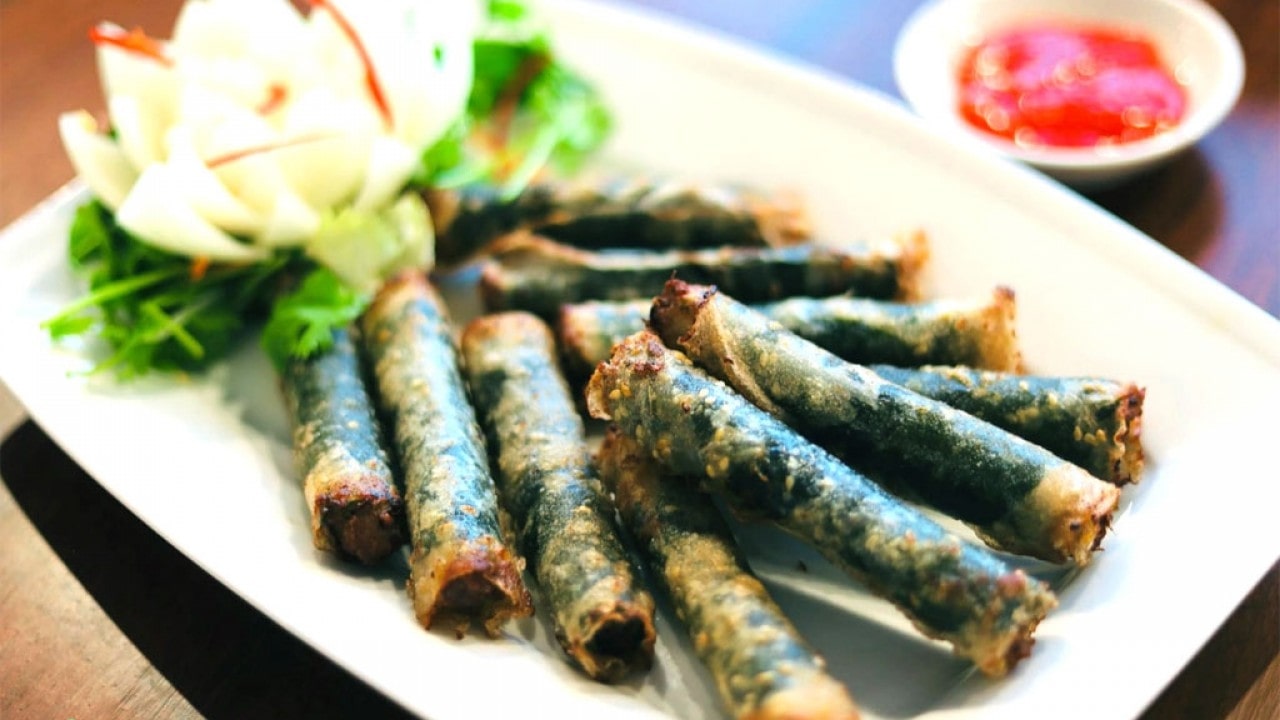 Ram đẻn nóng hổi, chấm mắm, thưởng thức cực tuyệt vời.