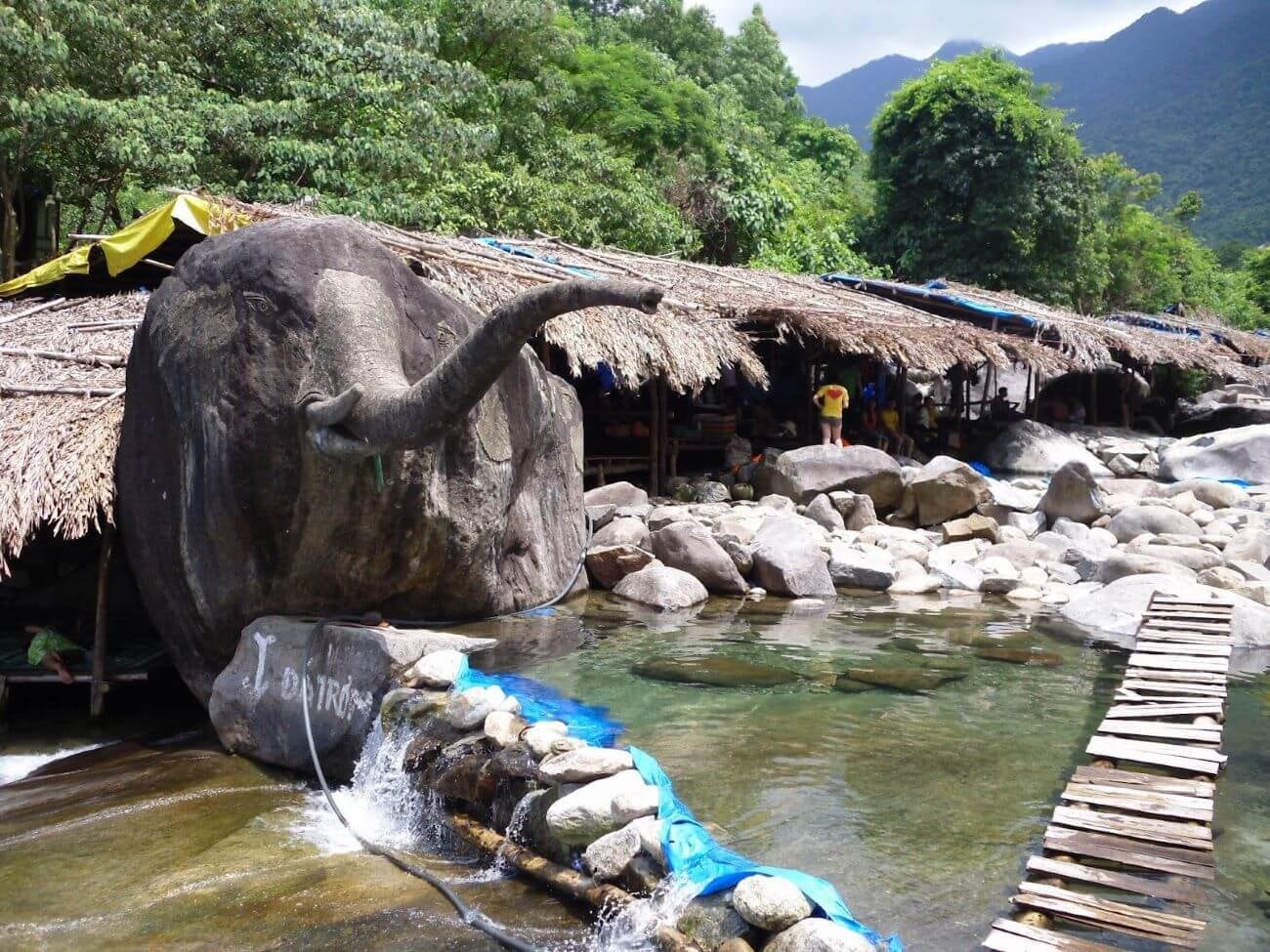 Hòn đá voi độc đáo tại suối Voi