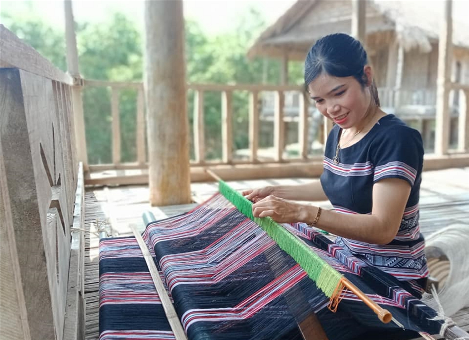 Ghé làng Teng để khám phá nghề dệt thổ cẩm truyền thống của người H’re