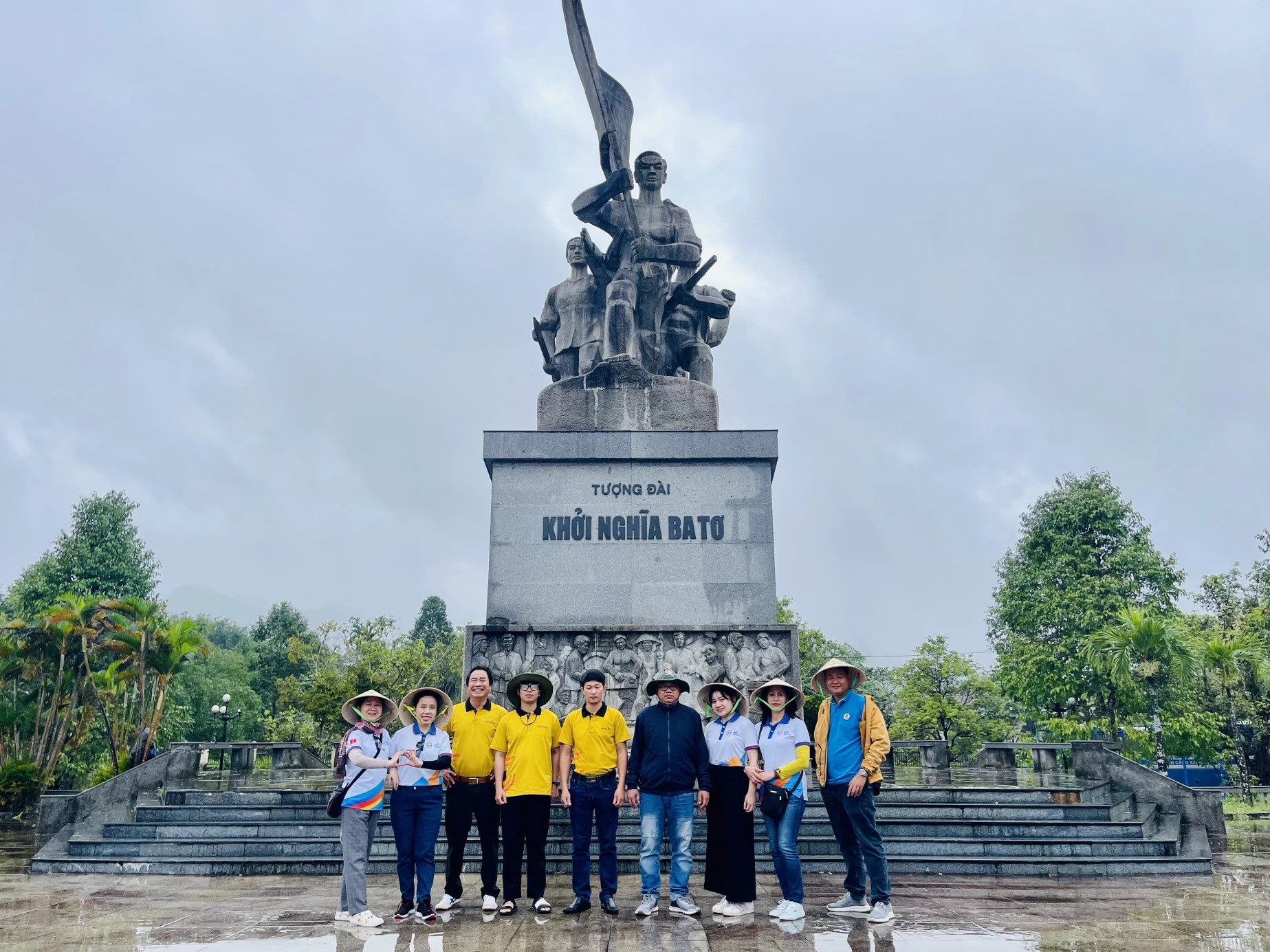 Du khách check-in tại tường đài khu di tích lịch sử Ba Tơ Quảng Ngãi