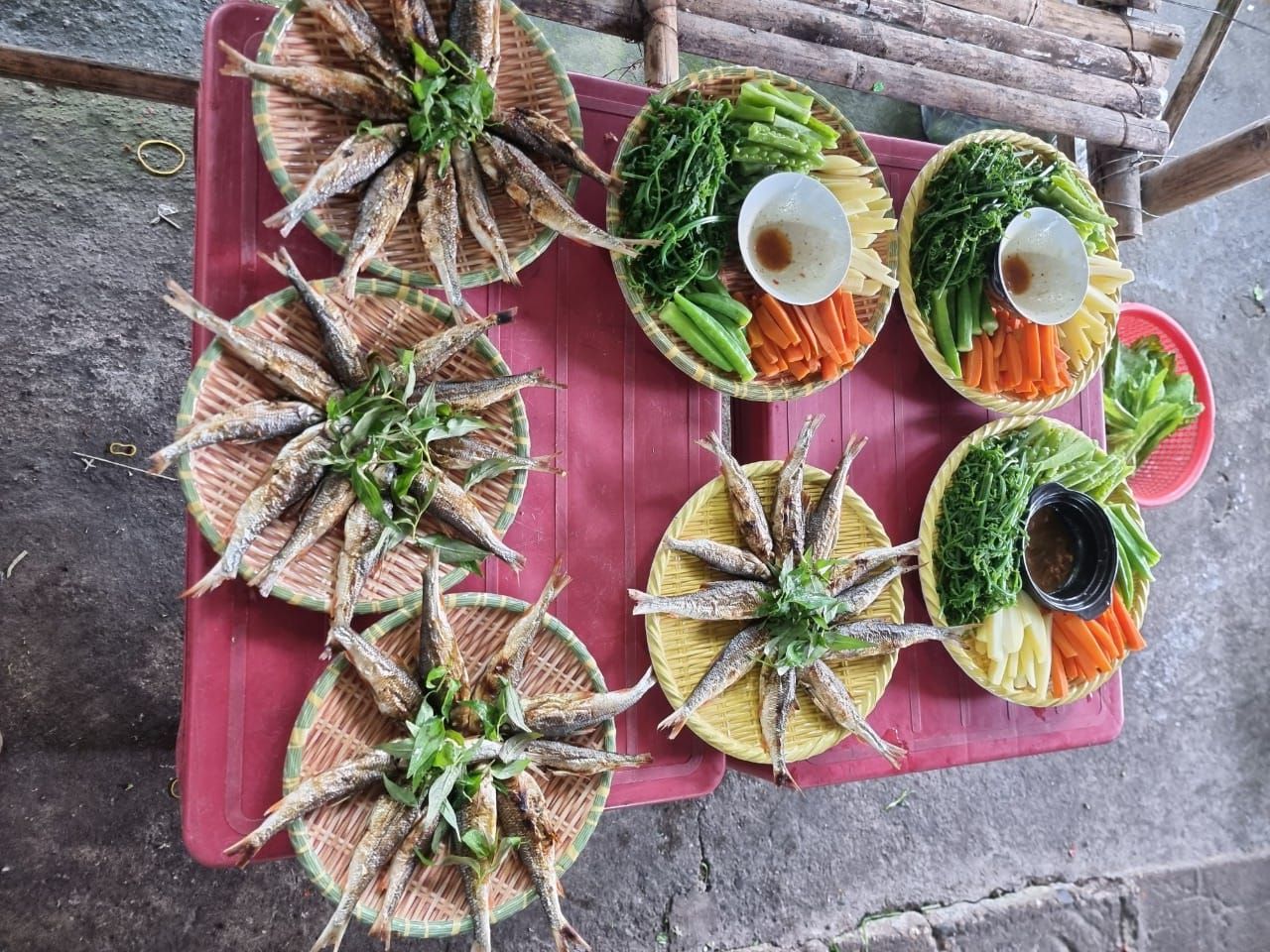 Thưởng thức món cá suối nướng đặc sản của người H’re Lũng Ồ
