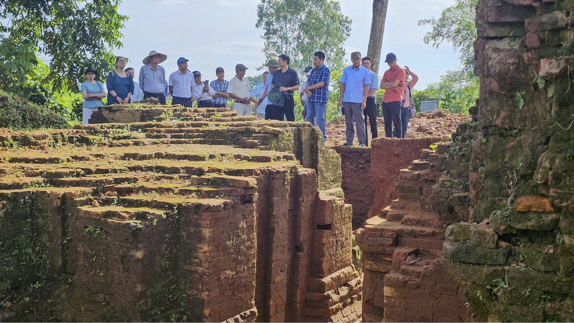 Tường đất rêu phong kể chuyện ngàn năm lịch sử