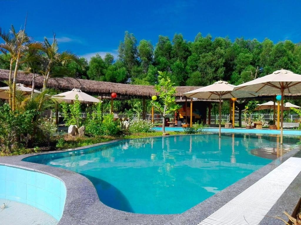 Hồ bơi trong xanh, mát mẻ ở khu resort