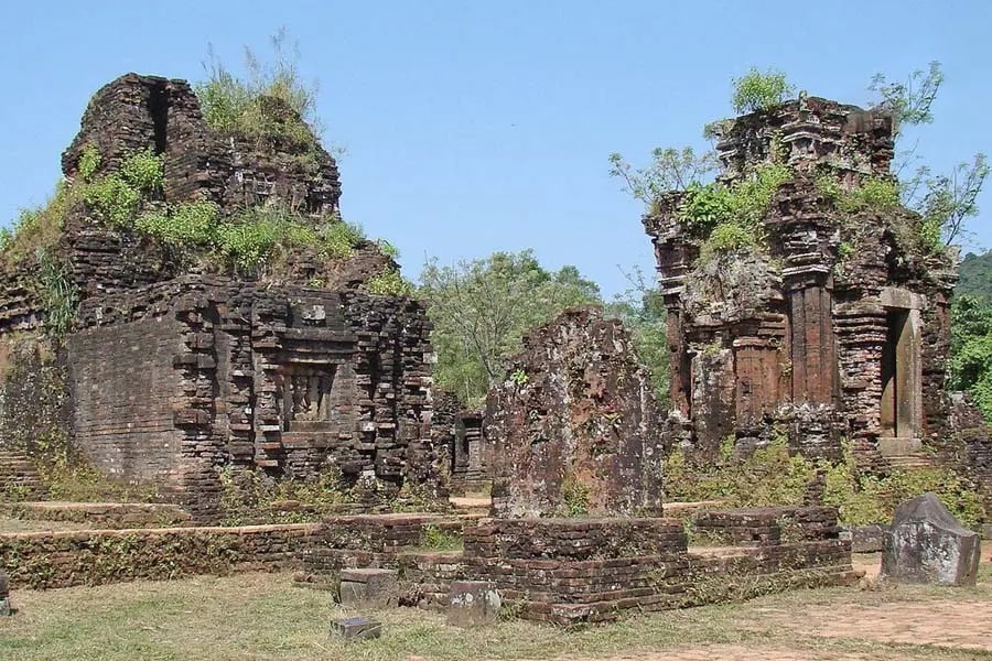 Thành cổ Châu Sa nhuốm màu thời gian, trầm mặc và uy nghi.