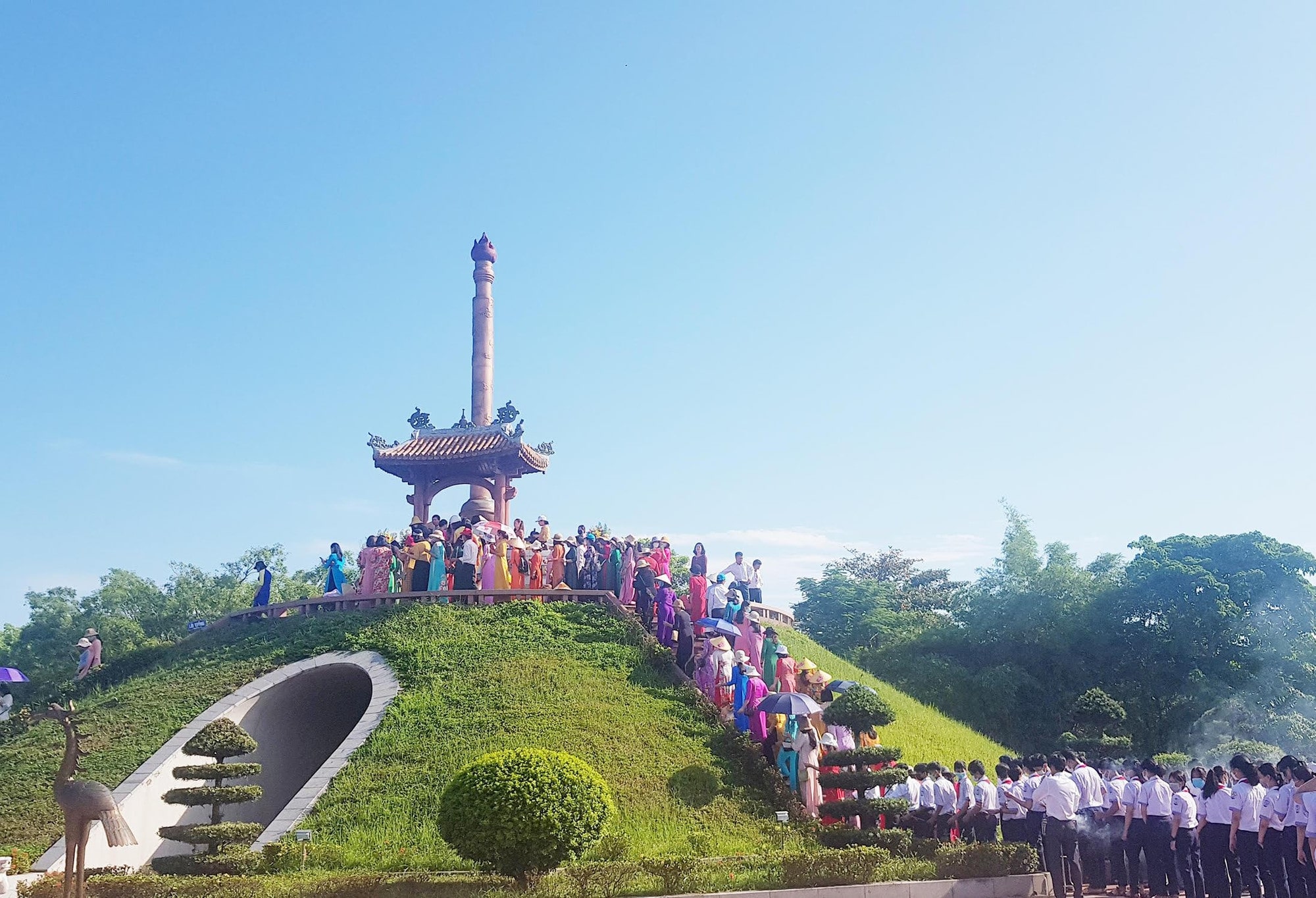 Du khách tham quan khu di tích hoàn toàn miễn phí vé