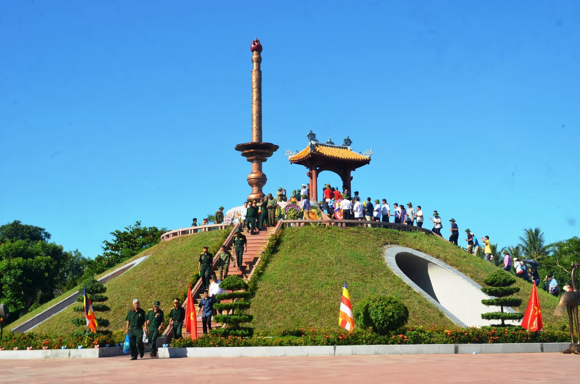 Thành cổ Quảng Trị nằm bên dòng sông Thạch Hãn