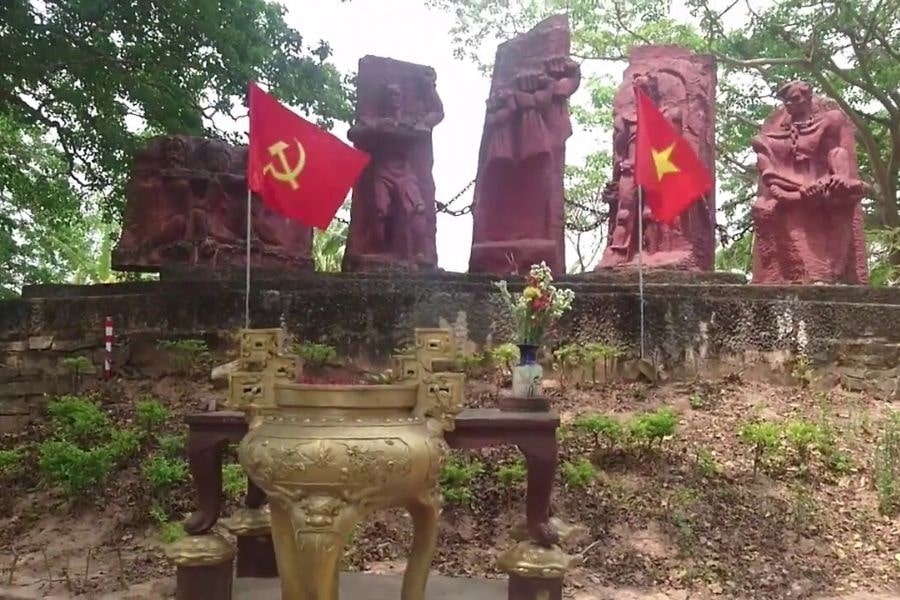 Tham quan nhà tù khi ghé thăm khu di tích