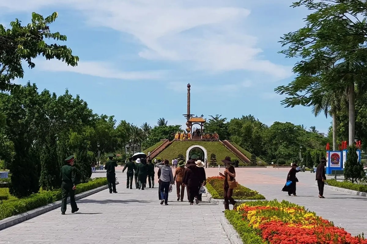 Di chuyển đến thành cổ bằng nhiều phương tiện để khám phá