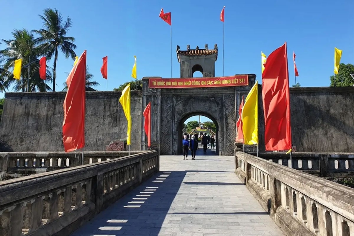 Kiến trúc tường thành cổ kính, xây dựng theo kiểu phòng thủ