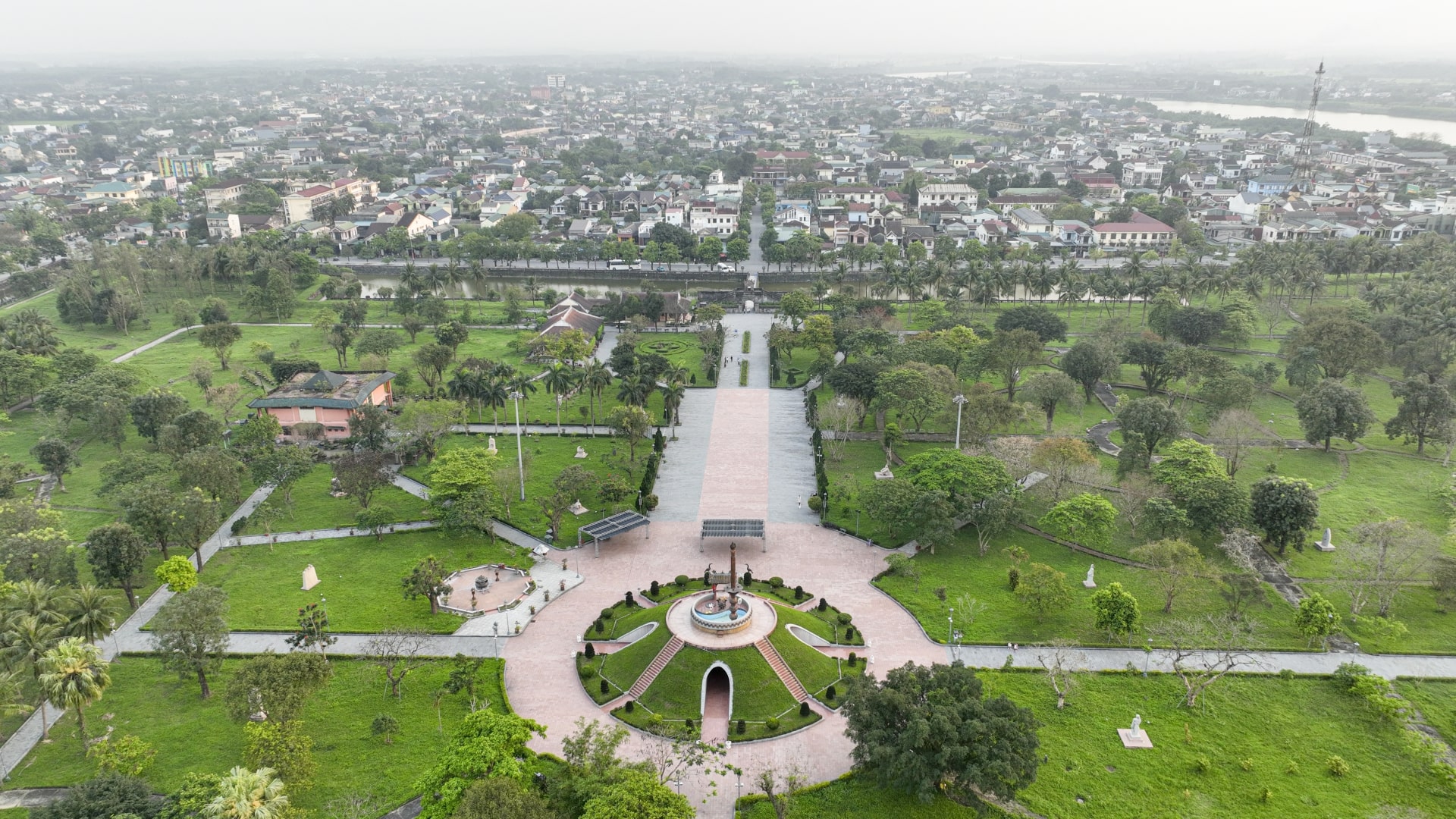 Khuôn viên rộng lớn của thành cổ nhìn từ trên cao