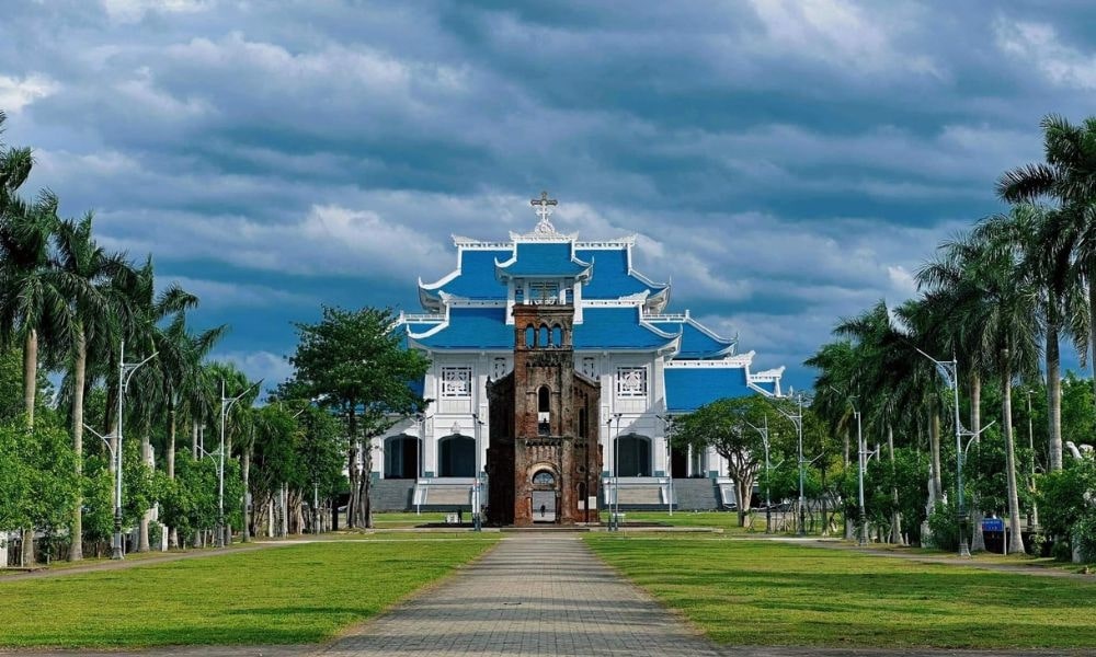 Đường vào Thánh địa, rợp bóng cây xanh, gió mát